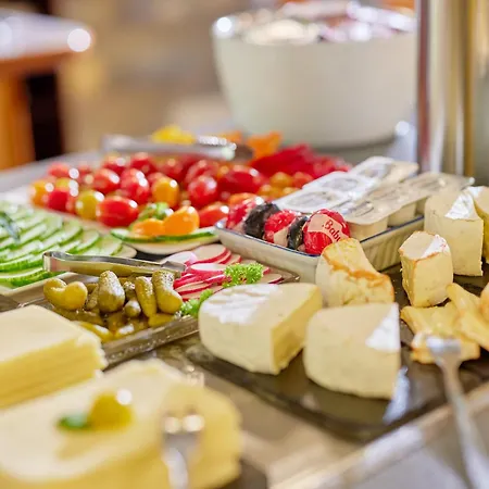 Iris Am Garni Hotel 3*